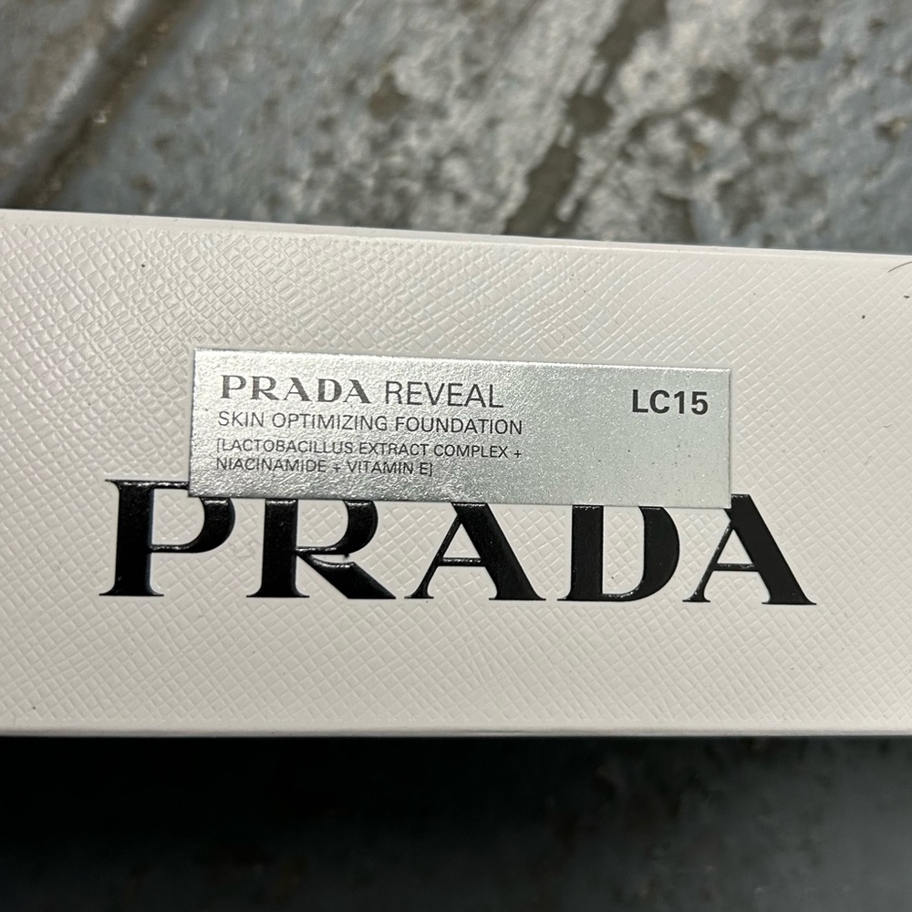 Prada . Reveal Skin Optimizing Refillable Soft Matte Foundation. New - Picture 7 of 7